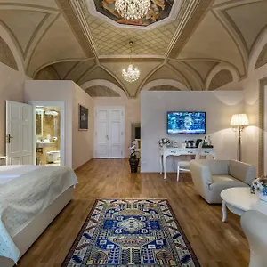 4* Hotell Little King U Malvaze